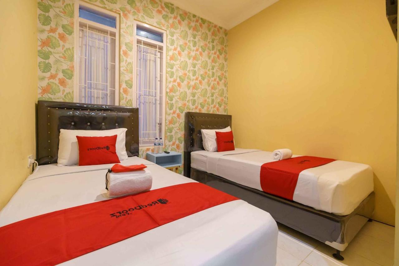 RedDoorz Syariah near Jam Gadang Bukittinggi 2 Hotel Luaran gambar